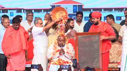 ಮಾಜಿ ಪ್ರಧಾನಿ ದೇವೇಗೌಡ್ರಿಗೆ ವೀರ ಮಾರ್ತಾಂಡ ಚಾವುಂಡರಾಯ ಪ್ರಶಸ್ತಿ ಪ್ರದಾನ