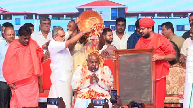 ಮಾಜಿ ಪ್ರಧಾನಿ ದೇವೇಗೌಡ್ರಿಗೆ ವೀರ ಮಾರ್ತಾಂಡ ಚಾವುಂಡರಾಯ ಪ್ರಶಸ್ತಿ ಪ್ರದಾನ