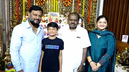 ಹಾಸನದಲ್ಲಿ ದಸರಾ ಗೊಂಬೆಗಳಿಗೆ ಎಚ್.ಡಿ. ಕುಮಾರಸ್ವಾಮಿ ಪೂಜೆ
