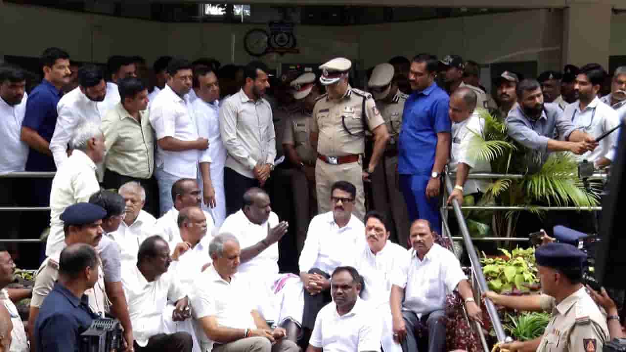 ಸ್ಟಿಂಗ್ ಆಪರೇಷನ್ ಪ್ರಕರಣ ತನಿಖೆಗೆ ಪಟ್ಟು: ಬೆಂಗಳೂರು ಕಮಿಷನರ್ ಕಚೇರಿ ಮೆಟ್ಟಿಲು ಮೇಲೆ ಕುಳಿತು ಕುಮಾರಸ್ವಾಮಿ ಧರಣಿ