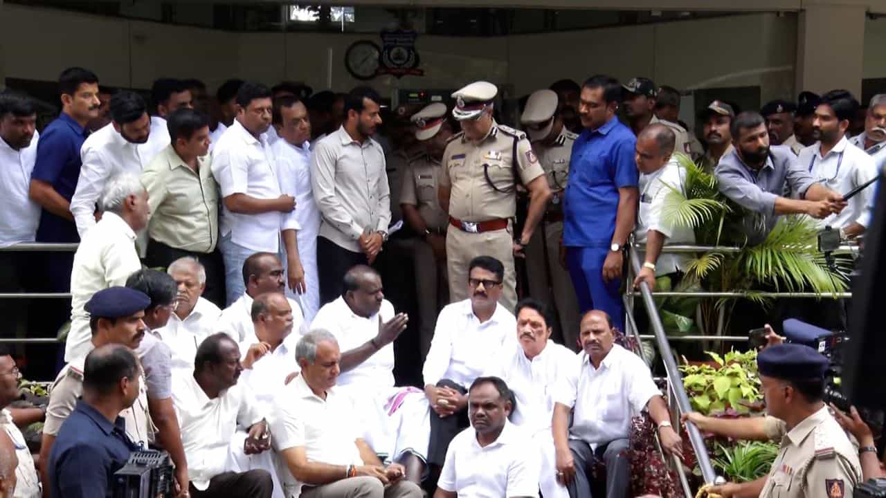 ಸ್ಟಿಂಗ್ ಆಪರೇಷನ್ ಪ್ರಕರಣ ತನಿಖೆಗೆ ಪಟ್ಟು: ಬೆಂಗಳೂರು ಕಮಿಷನರ್ ಕಚೇರಿ ಮೆಟ್ಟಿಲು ಮೇಲೆ ಕುಳಿತು ಕುಮಾರಸ್ವಾಮಿ ಧರಣಿ ಸ್ಟಿಂಗ್ ಆಪರೇಷನ್ ಪ್ರಕರಣ ತನಿಖೆಗೆ ಪಟ್ಟು: ಬೆಂಗಳೂರು ಕಮಿಷನರ್ ಕಚೇರಿ ಮೆಟ್ಟಿಲು ಮೇಲೆ ಕುಳಿತು ಕುಮಾರಸ್ವಾಮಿ ಧರಣಿ