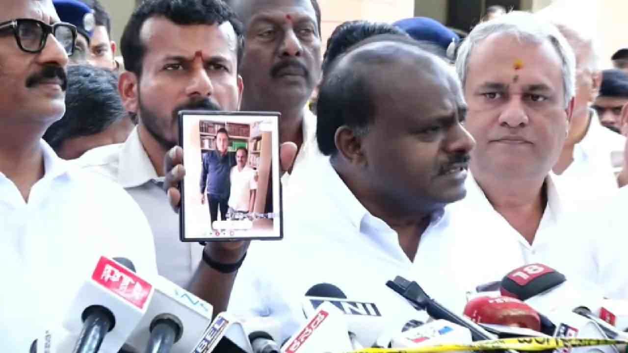 ಸ್ಟಿಂಗ್ ಆಪರೇಷನ್ ರೂವಾರಿ ಫೋಟೋ ರಿಲೀಸ್ ಬೆನ್ನಲ್ಲೇ ಮತ್ತೊಂದು ಬಾಂಬ್ ಸಿಡಿಸಿದ ಕುಮಾರಸ್ವಾಮಿ ಸ್ಟಿಂಗ್ ಆಪರೇಷನ್ ರೂವಾರಿ ಫೋಟೋ ರಿಲೀಸ್ ಬೆನ್ನಲ್ಲೇ ಮತ್ತೊಂದು ಬಾಂಬ್ ಸಿಡಿಸಿದ ಕುಮಾರಸ್ವಾಮಿ