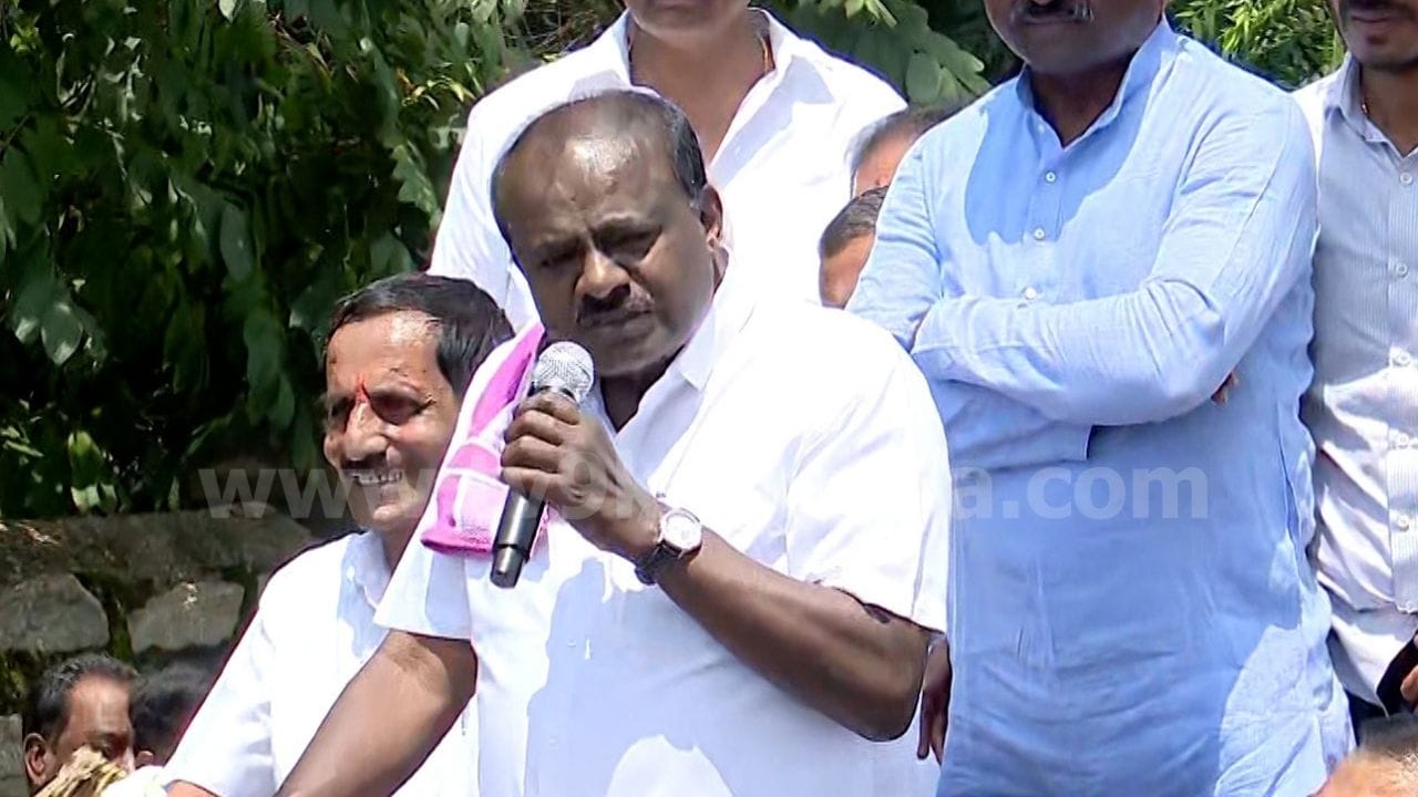 ಮಾದವಾರ ಟೋಲ್‌ನಲ್ಲಿ ನೈಸ್ ಸಂತ್ರಸ್ತ ರೈತರ ಅಹವಾಲು ಸ್ವೀಕರಿಸಿದ ಹೆಚ್​ಡಿ ಕುಮಾರಸ್ವಾಮಿ