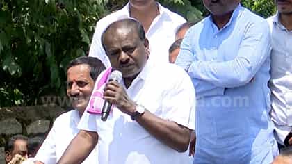 ಮಾದವಾರ ಟೋಲ್‌ನಲ್ಲಿ ನೈಸ್ ಸಂತ್ರಸ್ತ ರೈತರ ಅಹವಾಲು ಸ್ವೀಕರಿಸಿದ ಹೆಚ್​ಡಿಕೆ