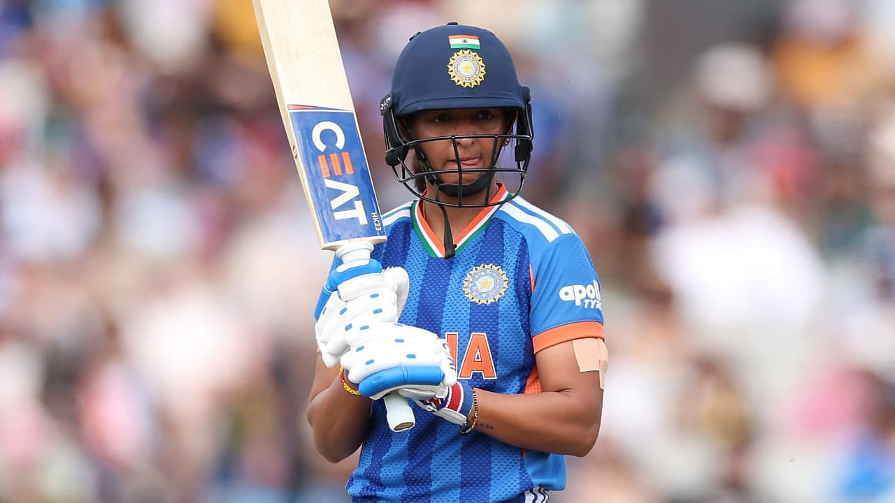 ಈ 91 ರನ್ಗಳೊಂದಿಗೆ ಹರ್ಮನ್ಪ್ರೀತ್ ಕೌರ್ ಭಾರತೀಯ ಪಿಚ್ನಲ್ಲಿ ಮಹಿಳಾ ಟಿ20 ಅಂತಾರಾಷ್ಟ್ರೀಯ ಕ್ರಿಕೆಟ್ನಲ್ಲಿ ಗರಿಷ್ಠ ಸ್ಕೋರ್ ಗಳಿಸಿದ ಬ್ಯಾಟರ್ ಎನಿಸಿಕೊಂಡಿದ್ದಾರೆ. ಇದಕ್ಕೂ ಮುನ್ನ ಈ ದಾಖಲೆ ಆಸ್ಟ್ರೇಲಿಯಾ ತಂಡದ ಮಾಜಿ ನಾಯಕಿ ಅಲಿಸ್ಸಾ ಹೀಲಿ ಹೆಸರಿನಲ್ಲಿತ್ತು. (PC: Gettyimages)