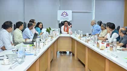 ಐಐಟಿಯಲ್ಲಿ ಪ್ರಲ್ಹಾದ್​ ಜೋಶಿ ಮಹತ್ವದ ಸಭೆ: ಅಭಿವೃದ್ಧಿ ಕಾರ್ಯಗಳ ಪರಿಶೀಲನೆ