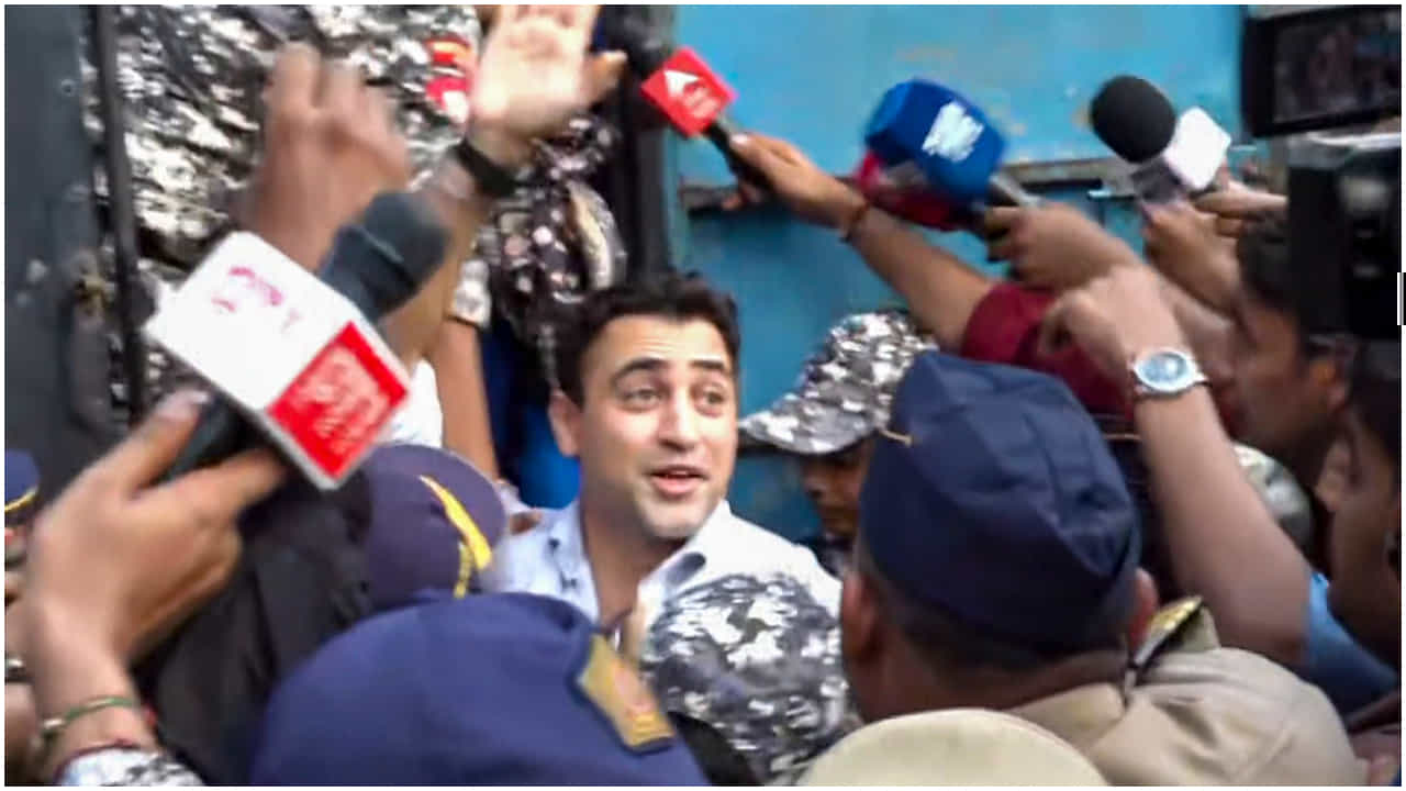 ದೇಶ ತೊರೆಯುವಂತೆ ನೋಟಿಸ್: ಬಾಂಬೆ ಹೈಕೋರ್ಟ್ ಮೆಟ್ಟಿಲೇರಲು ಇಮ್ರಾನ್ ಖಾನ್ ನಿರ್ಧಾರ ದೇಶ ತೊರೆಯುವಂತೆ ನೋಟಿಸ್: ಬಾಂಬೆ ಹೈಕೋರ್ಟ್ ಮೆಟ್ಟಿಲೇರಲು ಇಮ್ರಾನ್ ಖಾನ್ ನಿರ್ಧಾರ