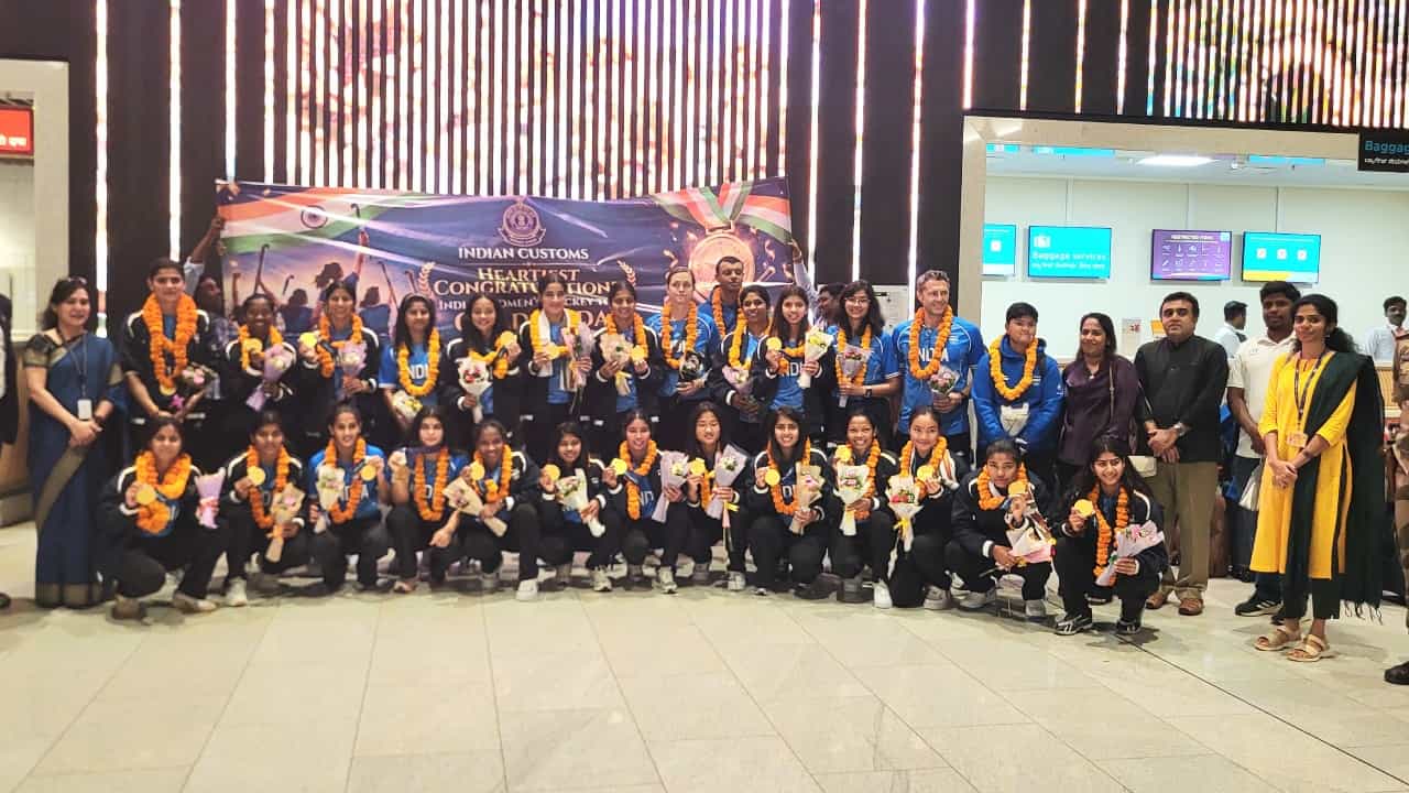 ಚಿನ್ನದ ಪದಕ ಗೆದ್ದ ಭಾರತೀಯ ಮಹಿಳಾ ಹಾಕಿ ತಂಡಕ್ಕೆ ಬೆಂಗಳೂರಿನಲ್ಲಿ ಅದ್ಧೂರಿ ಸ್ವಾಗತ ಚಿನ್ನದ ಪದಕ ಗೆದ್ದ ಭಾರತೀಯ ಮಹಿಳಾ ಹಾಕಿ ತಂಡಕ್ಕೆ ಬೆಂಗಳೂರಿನಲ್ಲಿ ಅದ್ಧೂರಿ ಸ್ವಾಗತ