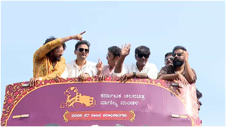 ಜಂಬೂಸವಾರಿ ಮೆರವಣಿಗೆಯಲ್ಲಿ ಭಾಗಿಯಾದ ಕನ್ನಡ ಚಿತ್ರರಂಗದ ತಾರೆಯರು ಜಂಬೂಸವಾರಿ ಮೆರವಣಿಗೆಯಲ್ಲಿ ಭಾಗಿಯಾದ ಕನ್ನಡ ಚಿತ್ರರಂಗದ ತಾರೆಯರು