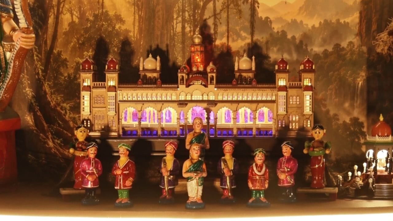 ದೇವನಹಳ್ಳಿ ಬಳಿಯಿರುವ ಕೆಐಎಬಿಯ ಈ ವಿಶೇಷ ಸಂಭ್ರಮಕ್ಕೆ ಪ್ರಸಿದ್ಧ ಸಂಗೀತ ನಿರ್ದೇಶಕ, ನಾದಬ್ರಹ್ಮ ಹಂಸಲೇಖ ಅವರು ಚಾಲನೆ ನೀಡಿ, ಕಾರ್ಯಕ್ರಮಕ್ಕೆ ಮತ್ತಷ್ಟು ಮೆರಗು ತಂದಿದ್ದಾರೆ. ದೇಶ-ವಿದೇಶಗಳಿಂದ ಬರುವ ಪ್ರಯಾಣಿಕರಿಗೆ ಕರ್ನಾಟಕದ ಇತಿಹಾಸ, ಪರಂಪರೆ ಹಾಗೂ ಸಂಸ್ಕೃತಿಯ ಸೌಂದರ್ಯವನ್ನು ಏರ್ಪೋರ್ಟ್ನಿಂದಲೇ ಉಣಬಡಿಸಲು ಆಡಳಿತ ಮಂಡಳಿ ಈ ನಿರ್ಧಾರವನ್ನು ಕೈಗೊಂಡಿದೆ.