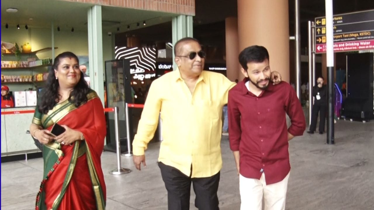ಏರ್ಪೋರ್ಟ್ ದಸರಾ ಸಂಭ್ರಮದಲ್ಲಿ ನಾಡಿನ ಜನಪ್ರಿಯ ಜಾನಪದ ಕಲೆಯಾದ ಡೊಳ್ಳು ಕುಣಿತದ ಪ್ರದರ್ಶನವನ್ನು ಆಯೋಜಿಸಲಾಗಿತ್ತು. ಈ ವೇಳೆ ಕಾರ್ಯಕ್ರಮದಲ್ಲಿ ಭಾಗವಹಿಸಿದ್ದ ನಾದಬ್ರಹ್ಮ ಹಂಸಲೇಖ ಅವರು, ಡೊಳ್ಳು ಕುಣಿತದ ರಿದಮ್ಗೆ ತಕ್ಕಂತೆ ಕಲಾವಿದರ ಜೊತೆ ಖುದ್ದಾಗಿ ಹೆಜ್ಜೆ ಹಾಕಿ ಸಂಭ್ರಮಿಸಿದರು. ಹಲವು ದೇಶ-ವಿದೇಶಿ ಪ್ರಯಾಣಿಕರೂ ಸಹ ಕಲಾವಿದರೊಂದಿಗೆ ಹೆಜ್ಜೆ ಹಾಕಿ ಈ ಕ್ಷಣಗಳನ್ನು ಆನಂದಿಸಿದರು.