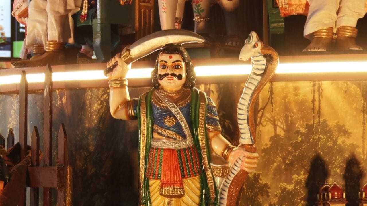 ವಿಶ್ವ ವಿಖ್ಯಾತ ಮೈಸೂರು ದಸರಾ ಹಾಗೂ ನಾಡಹಬ್ಬ ನವರಾತ್ರಿಯ ಸಂಭ್ರಮವನ್ನು ದೇಶ-ವಿದೇಶಗಳಿಂದ ಆಗಮಿಸುವ ಪ್ರಯಾಣಿಕರಿಗೆ ಪರಿಚಯಿಸುವ ನಿಟ್ಟಿನಲ್ಲಿ ಬೆಂಗಳೂರಿನ ಕೆಂಪೇಗೌಡ ಅಂತರರಾಷ್ಟ್ರೀಯ ವಿಮಾನ ನಿಲ್ದಾಣ (KIA/KIAB) ಆಡಳಿತ ಮಂಡಳಿ ವಿನೂತನ ಮುನ್ನುಡಿ ಬರೆದಿದೆ. ಏರ್ಪೋರ್ಟ್ನಲ್ಲಿ ಅದ್ಧೂರಿ ‘ದಸರಾ ಸಂಭ್ರಮ’ವನ್ನು ಆಯೋಜಿಸಲಾಗಿದ್ದು, ವಿಮಾನ ನಿಲ್ದಾಣದ ಆವರಣದಲ್ಲಿ ಹಬ್ಬದ ಕಳೆ ಮನೆಮಾಡಿದೆ.