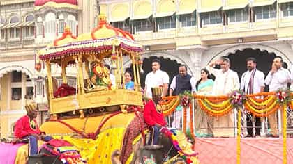 ಜಂಬೂಸವಾರಿ ವೈಭವ ಕಣ್ತುಂಬಿಕೊಂಡ ತೆಲಂಗಾಣ, ಕೇರಳ ಮುಖ್ಯಮಂತ್ರಿಗಳು