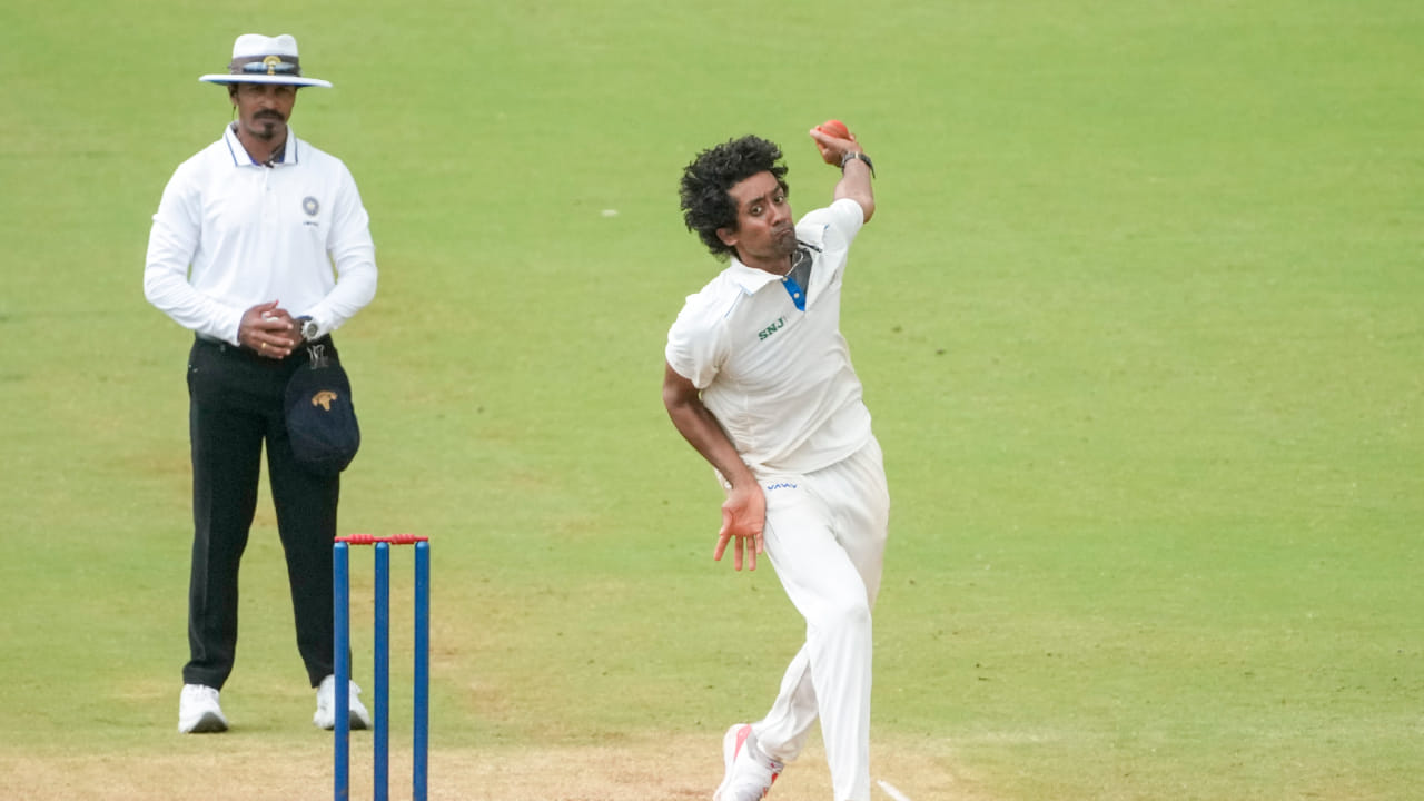 ಚೆನ್ನೈನ ಎಂ. ಚಿದಂಬರಂ ಕ್ರೀಡಾಂಗಣದಲ್ಲಿ ನಡೆದ ಪಂದ್ಯದಲ್ಲಿ ಸಾಯಿ ಕಿಶೋರ್ ಎದುರಾಳಿ ತಂಡದ ಬ್ಯಾಟರ್ಗಳಿಗೆ ರನ್ ಗಳಿಸಲು ಅವಕಾಶ ನೀಡದೆ ಕಾಡಿದರು. ಎರಡನೇ ಇನ್ನಿಂಗ್ಸ್ನಲ್ಲಿ ಹ್ಯಾಟ್ರಿಕ್ ಸೇರಿದಂತೆ ಆರು ವಿಕೆಟ್ಗಳನ್ನು ಕಬಳಿಸಿ ಎದುರಾಳಿ ತಂಡದ ಬ್ಯಾಟಿಂಗ್ ಬೆನ್ನೆಲುಬನ್ನೇ ಮುರಿದರು(PC-PTI).