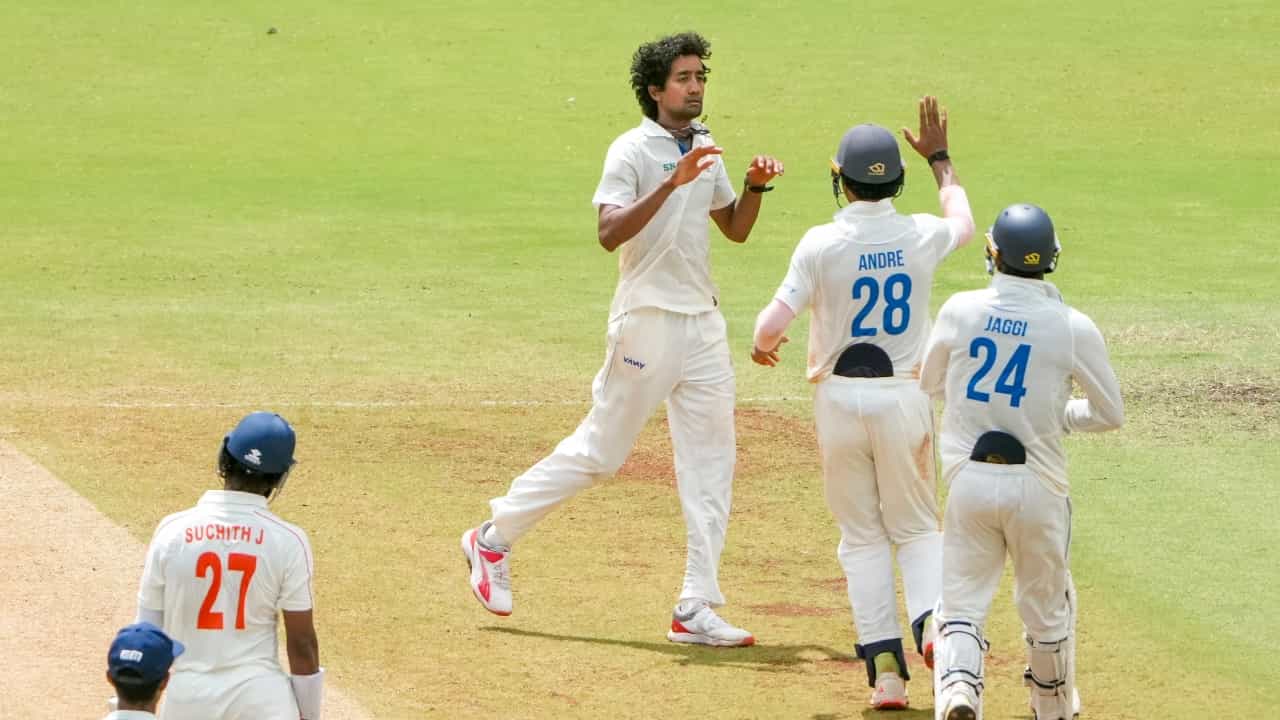 ಕಳೆದ ಮೂರು ವರ್ಷಗಳಿಂದ ಟೀಂ ಇಂಡಿಯಾದಲ್ಲಿ ಸ್ಥಾನ ಪಡೆಯದಿದ್ದರೂ, ದೇಶೀಯ ಕ್ರಿಕೆಟ್ನಲ್ಲಿ ನಿರಂತರವಾಗಿ ಉತ್ತಮ ಪ್ರದರ್ಶನ ನೀಡುತ್ತಿರುವ ಆಟಗಾರ ಇದೀಗ ಮತ್ತೊಮ್ಮೆ ಸುದ್ದಿಯಲ್ಲಿದ್ದಾರೆ. ತಮಿಳುನಾಡಿನ ಎಡಗೈ ಸ್ಪಿನ್ನರ್ ಸಾಯಿ ಕಿಶೋರ್ ರಣಜಿ ಟ್ರೋಫಿಯಲ್ಲಿ ಜಾರ್ಖಂಡ್ ವಿರುದ್ಧ ಅದ್ಭುತ ಬೌಲಿಂಗ್ ಪ್ರದರ್ಶನ ನೀಡಿ ಹ್ಯಾಟ್ರಿಕ್ ವಿಕೆಟ್ ಪಡೆದಿದ್ದಾರೆ. ಈ ಪಂದ್ಯದಲ್ಲಿ ಒಟ್ಟು 10 ವಿಕೆಟ್ ಕಬಳಿಸಿದ ಅವರು, ತಮಿಳುನಾಡು ತಂಡಕ್ಕೆ ಇನ್ನಿಂಗ್ಸ್ ಹಾಗೂ 66 ರನ್ಗಳ ಭರ್ಜರಿ ಗೆಲುವು ತಂದುಕೊಡುವಲ್ಲಿ ಪ್ರಮುಖ ಪಾತ್ರ ವಹಿಸಿದ್ದಾರೆ(PC-PTI).