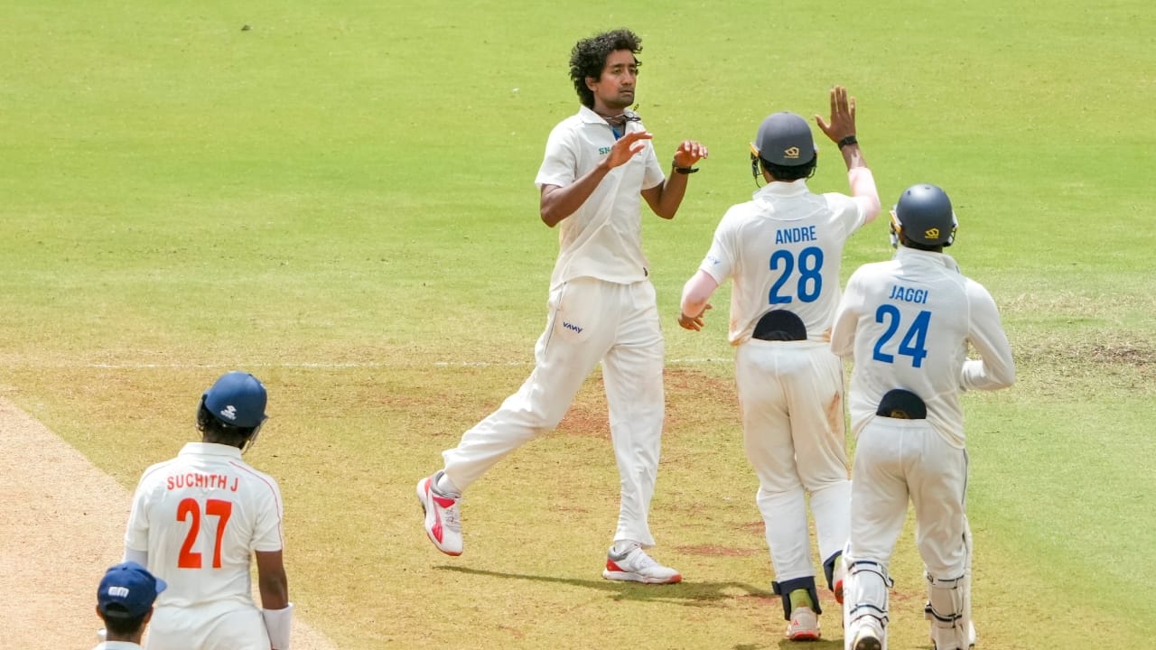 ಕಳೆದ ಮೂರು ವರ್ಷಗಳಿಂದ ಟೀಂ ಇಂಡಿಯಾದಲ್ಲಿ ಸ್ಥಾನ ಪಡೆಯದಿದ್ದರೂ, ದೇಶೀಯ ಕ್ರಿಕೆಟ್ನಲ್ಲಿ ನಿರಂತರವಾಗಿ ಉತ್ತಮ ಪ್ರದರ್ಶನ ನೀಡುತ್ತಿರುವ ಆಟಗಾರ ಇದೀಗ ಮತ್ತೊಮ್ಮೆ ಸುದ್ದಿಯಲ್ಲಿದ್ದಾರೆ. ತಮಿಳುನಾಡಿನ ಎಡಗೈ ಸ್ಪಿನ್ನರ್ ಸಾಯಿ ಕಿಶೋರ್ ರಣಜಿ ಟ್ರೋಫಿಯಲ್ಲಿ ಜಾರ್ಖಂಡ್ ವಿರುದ್ಧ ಅದ್ಭುತ ಬೌಲಿಂಗ್ ಪ್ರದರ್ಶನ ನೀಡಿ ಹ್ಯಾಟ್ರಿಕ್ ವಿಕೆಟ್ ಪಡೆದಿದ್ದಾರೆ. ಈ ಪಂದ್ಯದಲ್ಲಿ ಒಟ್ಟು 10 ವಿಕೆಟ್ ಕಬಳಿಸಿದ ಅವರು, ತಮಿಳುನಾಡು ತಂಡಕ್ಕೆ ಇನ್ನಿಂಗ್ಸ್ ಹಾಗೂ 66 ರನ್ಗಳ ಭರ್ಜರಿ ಗೆಲುವು ತಂದುಕೊಡುವಲ್ಲಿ ಪ್ರಮುಖ ಪಾತ್ರ ವಹಿಸಿದ್ದಾರೆ(PC-PTI).