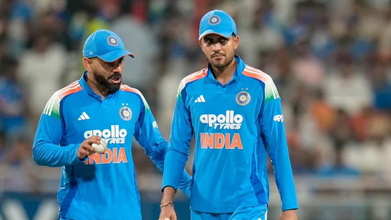ಐಸಿಸಿ ಬಿಡುಗಡೆ ಮಾಡಿರುವ ನೂತನ ಏಕದಿನ ರ್ಯಾಂಕಿಂಗ್ ಪಟ್ಟಿಯಲ್ಲಿ ಟೀಂ ಇಂಡಿಯಾ ನಾಯಕ ಶುಭ್ಮನ್ ಗಿಲ್ ಅವರ ಆಳ್ವಿಕೆ ಹಾಗೆಯೇ ಮುಂದುವರೆದಿದೆ. ಅಂದರೆ ಗಿಲ್ ಅಗ್ರಸ್ಥಾನದಲ್ಲಿಯೇ ಮುಂದುವರೆದಿದ್ದಾರೆ. ಆದರೆ ವೆಸ್ಟ್ ಇಂಡೀಸ್ ವಿರುದ್ಧದ ಕೊನೆಯ ಏಕದಿನ ಪಂದ್ಯದಲ್ಲಿ ಶೂನ್ಯಕ್ಕೆ ಔಟಾಗಿದ್ದ ವಿರಾಟ್ ಕೊಹ್ಲಿ ಶ್ರೇಯಾಂಕದಲ್ಲಿ ಕುಸಿತ ಕಂಡಿದ್ದಾರೆ(PC-PTI).