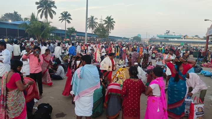 ಸೀಗೆ ಹುಣ್ಣಿಮೆ: ಕೊಪ್ಪಳ ಹುಲಿಗೆಮ್ಮ ದೇವಸ್ಥಾನಕ್ಕೆ ಭಕ್ತರ ಮಹಾಪೂರ, ಜನಸಾಗರ ಸೀಗೆ ಹುಣ್ಣಿಮೆ: ಕೊಪ್ಪಳ ಹುಲಿಗೆಮ್ಮ ದೇವಸ್ಥಾನಕ್ಕೆ ಭಕ್ತರ ಮಹಾಪೂರ, ಜನಸಾಗರ