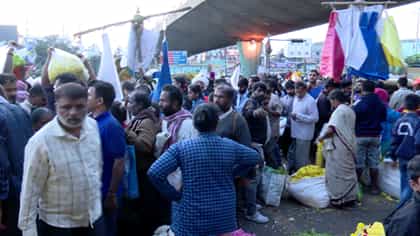 ಖರೀದಿಗೆ ಮುಗಿಬಿದ್ದ ಜನ: ಕೆಆರ್ ಮಾರುಕಟ್ಟೆಯಲ್ಲಿ ಫುಲ್ ರಷ್, ಟ್ರಾಫಿಕ್ ಜಾಂ