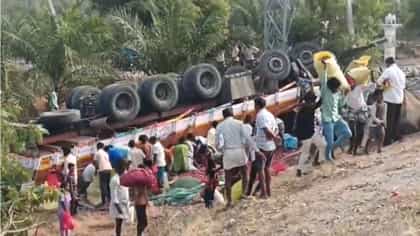 ರಾಯಚೂರಿನಲ್ಲಿ ಈರುಳ್ಳಿ ತುಂಬಿದ ಲಾರಿ ಪಲ್ಟಿ: ಈರುಳ್ಳಿ ಹೊತ್ತೊಯ್ದ ಜನರು