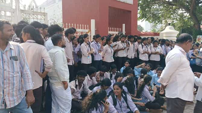 ಮಂಗಳೂರು: ದಸರಾ ರಜೆ ವೇಳೆಯೇ ಪರೀಕ್ಷೆ; ಕಾಲೇಜು ಎದುರು ಪ್ರತಿಭಟನೆ!