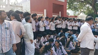 ಮಂಗಳೂರು: ದಸರಾ ರಜೆ ವೇಳೆಯೇ ಪದವಿ ಸೆಮಿಸ್ಟರ್ ಪರೀಕ್ಷೆ; ಸೈಂಟ್ ಆಗ್ನೆಸ್ ಕಾಲೇಜು ಗೇಟ್ ಎದುರು ವಿದ್ಯಾರ್ಥಿಗಳ ಪ್ರತಿಭಟನೆ!