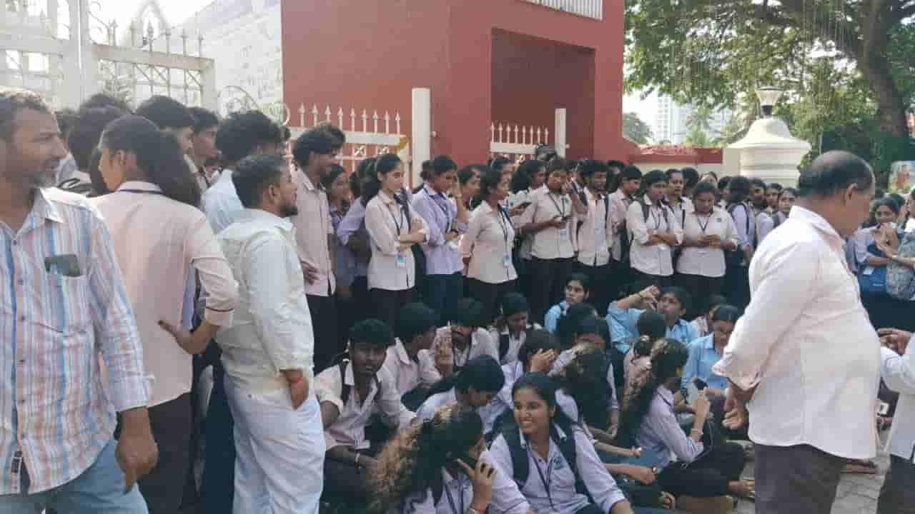 ಮಂಗಳೂರು: ದಸರಾ ರಜೆ ವೇಳೆಯೇ ಪದವಿ ಸೆಮಿಸ್ಟರ್ ಪರೀಕ್ಷೆ; ಸೈಂಟ್ ಆಗ್ನೆಸ್ ಕಾಲೇಜು ಗೇಟ್ ಎದುರು ವಿದ್ಯಾರ್ಥಿಗಳ ಪ್ರತಿಭಟನೆ!