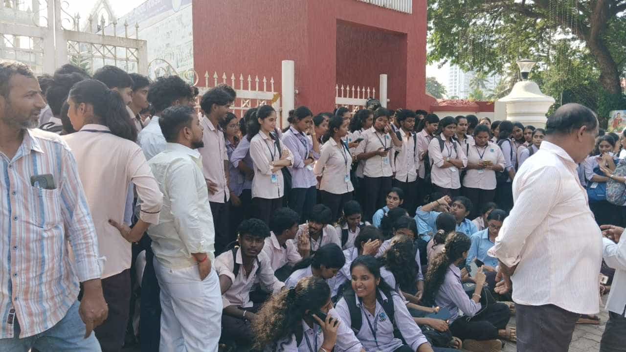 ಮಂಗಳೂರು: ದಸರಾ ರಜೆ ವೇಳೆಯೇ ಪದವಿ ಸೆಮಿಸ್ಟರ್ ಪರೀಕ್ಷೆ; ಸೈಂಟ್ ಆಗ್ನೆಸ್ ಕಾಲೇಜು ಗೇಟ್ ಎದುರು ವಿದ್ಯಾರ್ಥಿಗಳ ಪ್ರತಿಭಟನೆ! ಮಂಗಳೂರು: ದಸರಾ ರಜೆ ವೇಳೆಯೇ ಪದವಿ ಸೆಮಿಸ್ಟರ್ ಪರೀಕ್ಷೆ; ಸೈಂಟ್ ಆಗ್ನೆಸ್ ಕಾಲೇಜು ಗೇಟ್ ಎದುರು ವಿದ್ಯಾರ್ಥಿಗಳ ಪ್ರತಿಭಟನೆ!