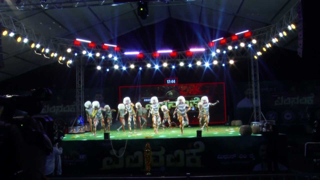 ಮಂಗಳೂರಿನಲ್ಲಿ ಅದ್ಧೂರಿಯಾಗಿ ಆಯೋಜಿಸಲಾಗಿದ್ದ ಪಿಲಿನಲಿಕೆ (ಹುಲಿವೇಷ) ಮಹೋತ್ಸವವು ಕರಾವಳಿಯ ಶ್ರೀಮಂತ ಕಲೆ, ಸಂಸ್ಕೃತಿ ಮತ್ತು ಸಂಪ್ರದಾಯದ ಗರಿಮೆಯನ್ನು ಸಾರಿತು. ಹಬ್ಬದ ವಾತಾವರಣದಲ್ಲಿ ಜರುಗಿದ ಈ ರೋಮಾಂಚಕ ಕಾರ್ಯಕ್ರಮದಲ್ಲಿ ಸಾವಿರಾರು ಕಲಾಪ್ರೇಮಿಗಳು ಪಾಲ್ಗೊಂಡು ಕಲೆಯ ಸಂಭ್ರಮಕ್ಕೆ ಸಾಕ್ಷಿಯಾದರು. ತಲೆಮಾರುಗಳಿಂದ ನಡೆದುಕೊಂಡು ಬಂದಿರುವ ಈ ಸಾಂಪ್ರದಾಯಿಕ ಕಲೆಯು ಕರಾವಳಿಯ ಜನಜೀವನದೊಂದಿಗೆ ಆಳವಾಗಿ ಬೆಸೆದುಕೊಂಡಿದ್ದು, ಪ್ರತಿಯೊಬ್ಬರ ಮನಸ್ಸಿನಲ್ಲಿ ವಿಶೇಷ ಸ್ಥಾನವನ್ನು ಪಡೆದುಕೊಂಡಿದೆ.