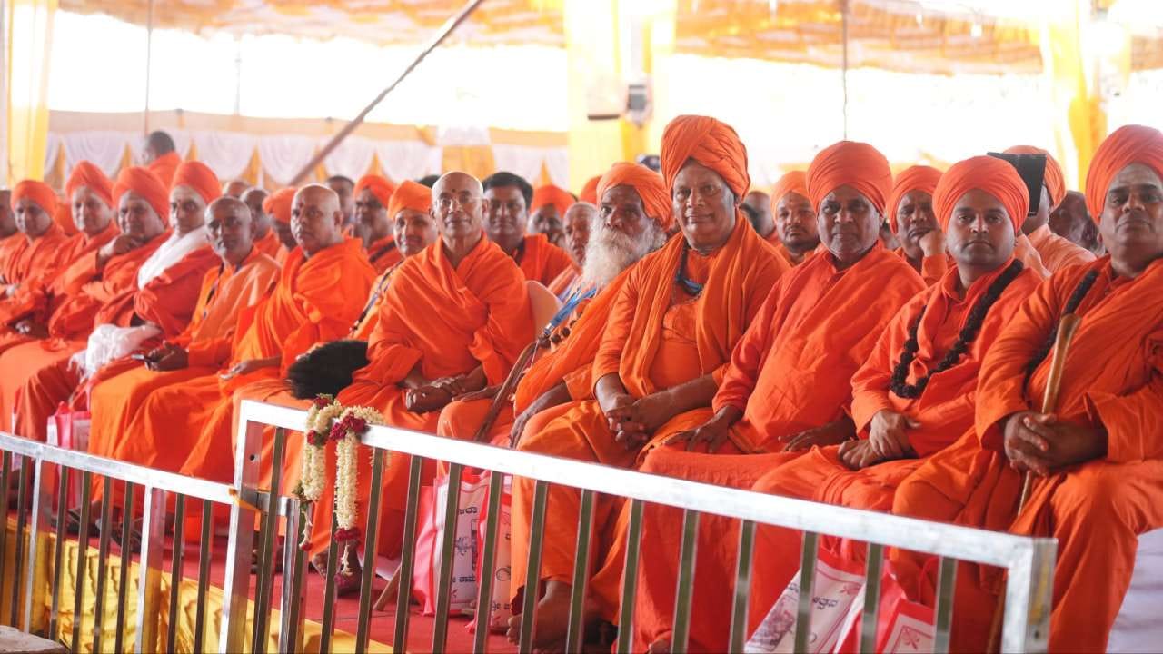 ಇನ್ನು ಮೈಸೂರು ದಸರಾದ ಉದ್ಘಾಟನಾ ಸಂದರ್ಭದಲ್ಲಿ ಸಚಿವರು, ಶಾಸಕರು ಸೇರಿದಂತೆ ವಿವಿಧ ಮಠಾಧೀಶರು ಉಪಸ್ಥಿತರಿದ್ದರು.
