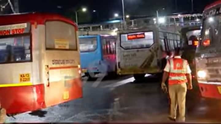 ದಸರಾ ರಜೆ: ಬೆಂಗಳೂರಿನಲ್ಲಿ ತಡರಾತ್ರಿ ವರೆಗೂ ಭಾರಿ ಟ್ರಾಫಿಕ್ ಜಾಮ್ ದಸರಾ ರಜೆ: ಬೆಂಗಳೂರಿನಲ್ಲಿ ತಡರಾತ್ರಿ ವರೆಗೂ ಭಾರಿ ಟ್ರಾಫಿಕ್ ಜಾಮ್