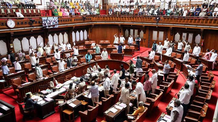 ಕರ್ನಾಟಕ ವಿಧಾನಪರಿಷತ್ ಚುನಾವಣೆ: 4 ಎಮ್ಎಲ್ಸಿ ಸ್ಥಾನಗಳಿಗೆ ಇಂದು ಮತದಾನ ಆರಂಭ ಕರ್ನಾಟಕ ವಿಧಾನಪರಿಷತ್ ಚುನಾವಣೆ: 4 ಎಮ್ಎಲ್ಸಿ ಸ್ಥಾನಗಳಿಗೆ ಇಂದು ಮತದಾನ ಆರಂಭ