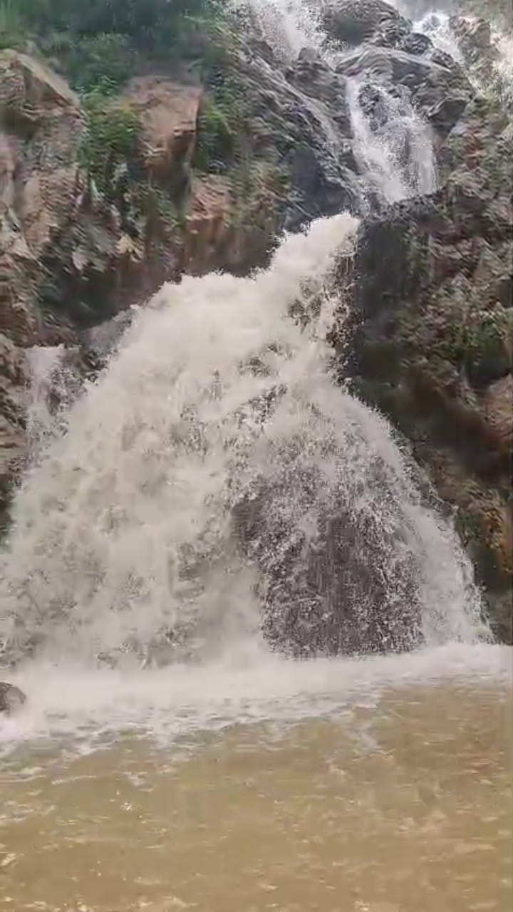ಮೈದುಂಬಿ ಹರಿಯುತ್ತಿರುವ ಮುತ್ಯಾಲಮಡು ಫಾಲ್ಸ್