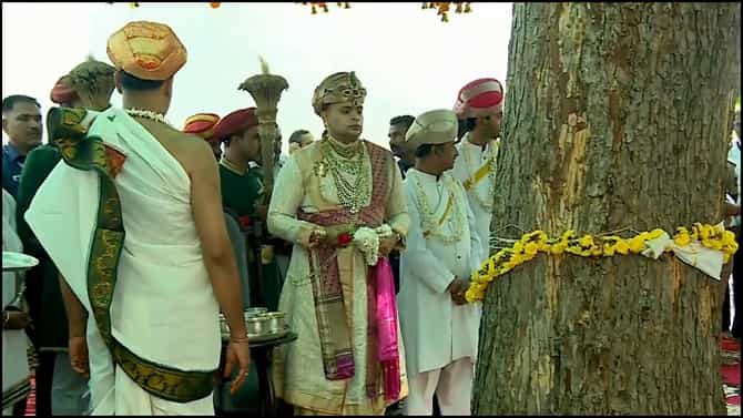 ಮೈಸೂರು ದಸರಾ: ಬನ್ನಿ ವೃಕ್ಷಕ್ಕೆ ಪೂಜೆ ಸಲ್ಲಿಸಿದ ಯದುವೀರ್ ಒಡೆಯರ್