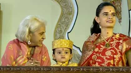 ಮೈಸೂರು ದಸರಾ: ಪೂಜೆ ನಡುವೆ ಮೊಮ್ಮಗನ ಜೊತೆ ಆಟವಾಡಿದ ರಾಜಮಾತೆ ಪ್ರಮೋದಾ ದೇವಿ