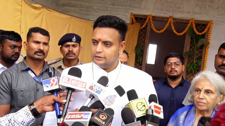 ದಸರಾ ಶಿಷ್ಟಾಚಾರದ ಗೊಂದಲದ ಬಗ್ಗೆ ಯದುವೀರ್ ಒಡೆಯರ್ ಹೇಳಿದ್ದೇನು? ದಸರಾ ಶಿಷ್ಟಾಚಾರದ ಗೊಂದಲದ ಬಗ್ಗೆ ಯದುವೀರ್ ಒಡೆಯರ್ ಹೇಳಿದ್ದೇನು?