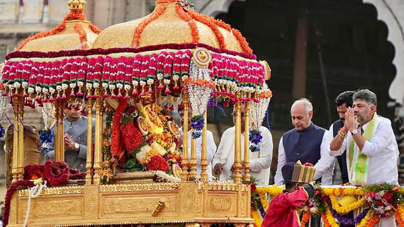 ಮೈಸೂರು ದಸರಾ: ತಾಯಿ ಚಾಮುಂಡೇಶ್ವರಿ ಜಂಬೂಸವಾರಿ ವೇಳೆ ಮಳೆ ಸುರಿಯುವುದು ಏಕೆ? ಧಾರ್ಮಿಕ ನಂಬಿಕೆ ಮತ್ತು ಇತಿಹಾಸಜ್ಞರ ಉತ್ತರ ಇಲ್ಲಿದೆ