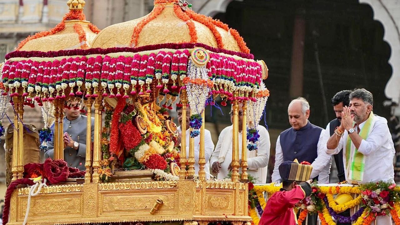 ಮೈಸೂರು ದಸರಾ: ತಾಯಿ ಚಾಮುಂಡೇಶ್ವರಿ ಜಂಬೂಸವಾರಿ ವೇಳೆ ಮಳೆ ಸುರಿಯುವುದು ಏಕೆ? ಧಾರ್ಮಿಕ ನಂಬಿಕೆ ಮತ್ತು ಇತಿಹಾಸಜ್ಞರ ಉತ್ತರ ಇಲ್ಲಿದೆ ಮೈಸೂರು ದಸರಾ: ತಾಯಿ ಚಾಮುಂಡೇಶ್ವರಿ ಜಂಬೂಸವಾರಿ ವೇಳೆ ಮಳೆ ಸುರಿಯುವುದು ಏಕೆ? ಧಾರ್ಮಿಕ ನಂಬಿಕೆ ಮತ್ತು ಇತಿಹಾಸಜ್ಞರ ಉತ್ತರ ಇಲ್ಲಿದೆ