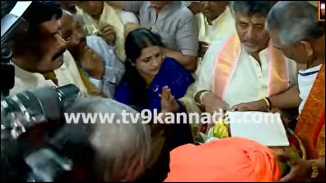 ದಸರಾ ಉದ್ಘಾಟನೆಗೂ ಮುನ್ನ ಚಾಮುಂಡೇಶ್ವರಿ ದರ್ಶನ ಪಡೆದ ಗವಿಸಿದ್ದೇಶ್ವರ ಶ್ರೀ