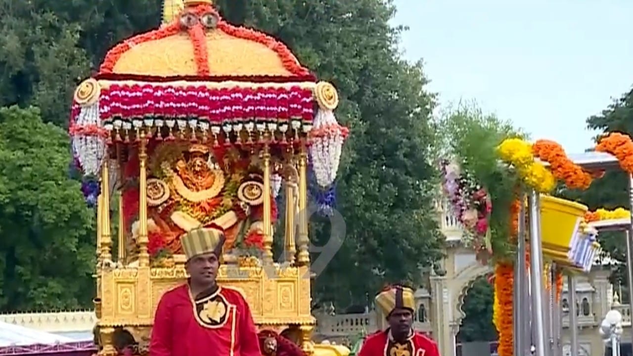 ಮೈಸೂರು ದಸರಾ ಜಂಬೂಸವಾರಿಗೆ ಕ್ಷಣಗಣನೆ: ಅಂಬಾರಿ ಹೊತ್ತು ಸಾಗಲಿರುವ ಪ್ರಶಾಂತ, ಇಂದಿನ ಕಾರ್ಯಕ್ರಮಗಳ ವೇಳಾಪಟ್ಟಿ ಇಲ್ಲಿದೆ ಮೈಸೂರು ದಸರಾ ಜಂಬೂಸವಾರಿಗೆ ಕ್ಷಣಗಣನೆ: ಅಂಬಾರಿ ಹೊತ್ತು ಸಾಗಲಿರುವ ಪ್ರಶಾಂತ, ಇಂದಿನ ಕಾರ್ಯಕ್ರಮಗಳ ವೇಳಾಪಟ್ಟಿ ಇಲ್ಲಿದೆ