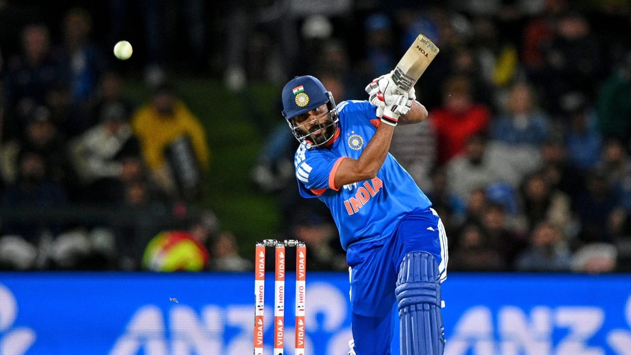ತನ್ನ ಸ್ಫೋಟಕ ಬ್ಯಾಟಿಂಗ್ ಮೂಲಕ ತಂಡಕ್ಕೆ ಗೆಲುವು ತಂದುಕೊಟ್ಟಿದ್ದು ಮಾತ್ರವಲ್ಲದೆ, ನಮನ್ ಧೀರ್ ಬರೋಬ್ಬರಿ 17 ವರ್ಷಗಳ ಹಳೆಯ ದಾಖಲೆಯನ್ನೂ ಮುರಿದರು. ವಾಸ್ತವವಾಗಿ ಏಳನೇ ಕ್ರಮಾಂಕ ಅಥವಾ ಅದಕ್ಕಿಂತ ಕೆಳಗಿನ ಕ್ರಮಾಂಕದಲ್ಲಿ ಬ್ಯಾಟಿಂಗ್ಗೆ ಇಳಿದು ಅಂತಾರಾಷ್ಟ್ರೀಯ ಟಿ20 ಪಂದ್ಯಗಳಲ್ಲಿ ಭಾರತ ಪರ ಅತಿ ಹೆಚ್ಚು ರನ್ ಗಳಿಸಿದ ಬ್ಯಾಟರ್ ಎಂಬ ದಾಖಲೆ ಈಗ ನಮನ್ ಧೀರ್ ಪಾಲಾಗಿದೆ(PC-PTI).
