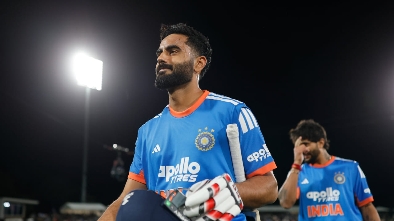ನ್ಯೂಜಿಲೆಂಡ್ ವಿರುದ್ಧದ ಮೊದಲ ಟಿ20 ಪಂದ್ಯವನ್ನು ಟೀಂ ಇಂಡಿಯಾ 4 ವಿಕೆಟ್ಗಳಿಂದ ಗೆದ್ದುಕೊಳ್ಳುವಲ್ಲಿ ಪ್ರಮುಖ ಪಾತ್ರವಹಿಸಿದ್ದು ಯುವ ಆಲ್ರೌಂಡರ್ ನಮನ್ ಧೀರ್. ಪ್ರಮುಖ ಬ್ಯಾಟರ್ಗಳು ಬೇಗನೇ ಪೆವಿಲಿಯನ್ ಸೇರಿಕೊಂಡಾಗ ನಾಯಕ ಶ್ರೇಯಸ್ ಅಯ್ಯರ್ ಜೊತೆ ತಂಡದ ಇನ್ನಿಂಗ್ಸ್ ಕಟ್ಟಿದ ನಮನ್ ಧೀರ್ 15 ಎಸೆತಗಳಲ್ಲಿ 42 ರನ್ ಬಾರಿಸಿ ತಂಡವನ್ನು ಗೆಲುವಿನ ದಡ ಮುಟ್ಟಿಸಿದರು(PC-PTI).
