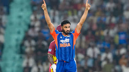 ಚೊಚ್ಚಲ ಪಂದ್ಯದಲ್ಲಿ 3 ವಿಕೆಟ್ ಪಡೆದು ಇತಿಹಾಸ ಸೃಷ್ಟಿಸಿದ ನಮನ್ ಧೀರ್