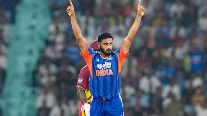 ಚೊಚ್ಚಲ ಪಂದ್ಯದಲ್ಲಿ 3 ವಿಕೆಟ್ ಪಡೆದು ಇತಿಹಾಸ ಸೃಷ್ಟಿಸಿದ ನಮನ್ ಧೀರ್
