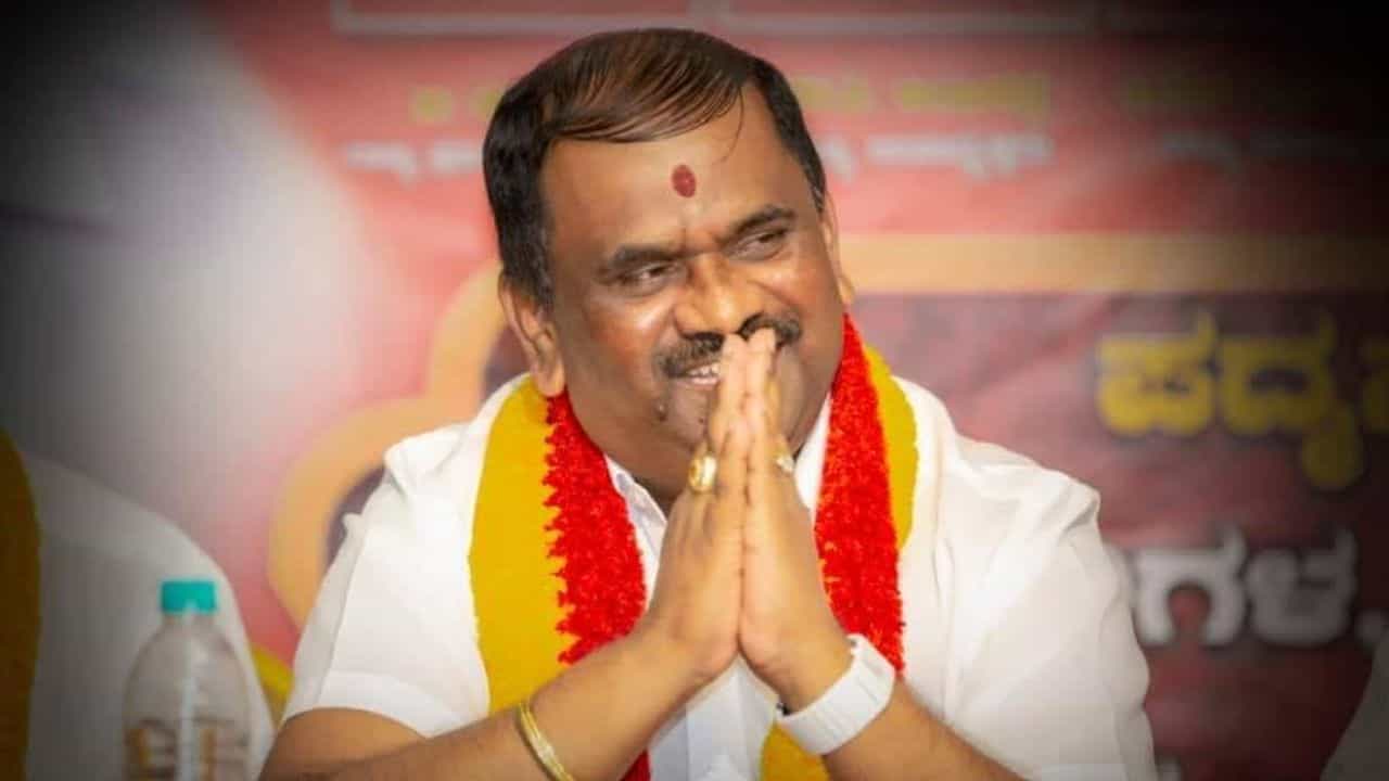 'ಸರ್ಕಾರವೇ ಸಮಾಜದ ಸ್ವಾಸ್ತ್ಯ ಹಾಳು ಮಾಡಲು ನಿಂತಂತೆ ಕಾಣ್ತಿದೆ': ಉರ್ದು ಹಬ್ಬ ಆಚರಣೆ ನಿರ್ಧಾರಕ್ಕೆ ನಾರಾಯಣಗೌಡ ಕಿಡಿ 'ಸರ್ಕಾರವೇ ಸಮಾಜದ ಸ್ವಾಸ್ತ್ಯ ಹಾಳು ಮಾಡಲು ನಿಂತಂತೆ ಕಾಣ್ತಿದೆ': ಉರ್ದು ಹಬ್ಬ ಆಚರಣೆ ನಿರ್ಧಾರಕ್ಕೆ ನಾರಾಯಣಗೌಡ ಕಿಡಿ
