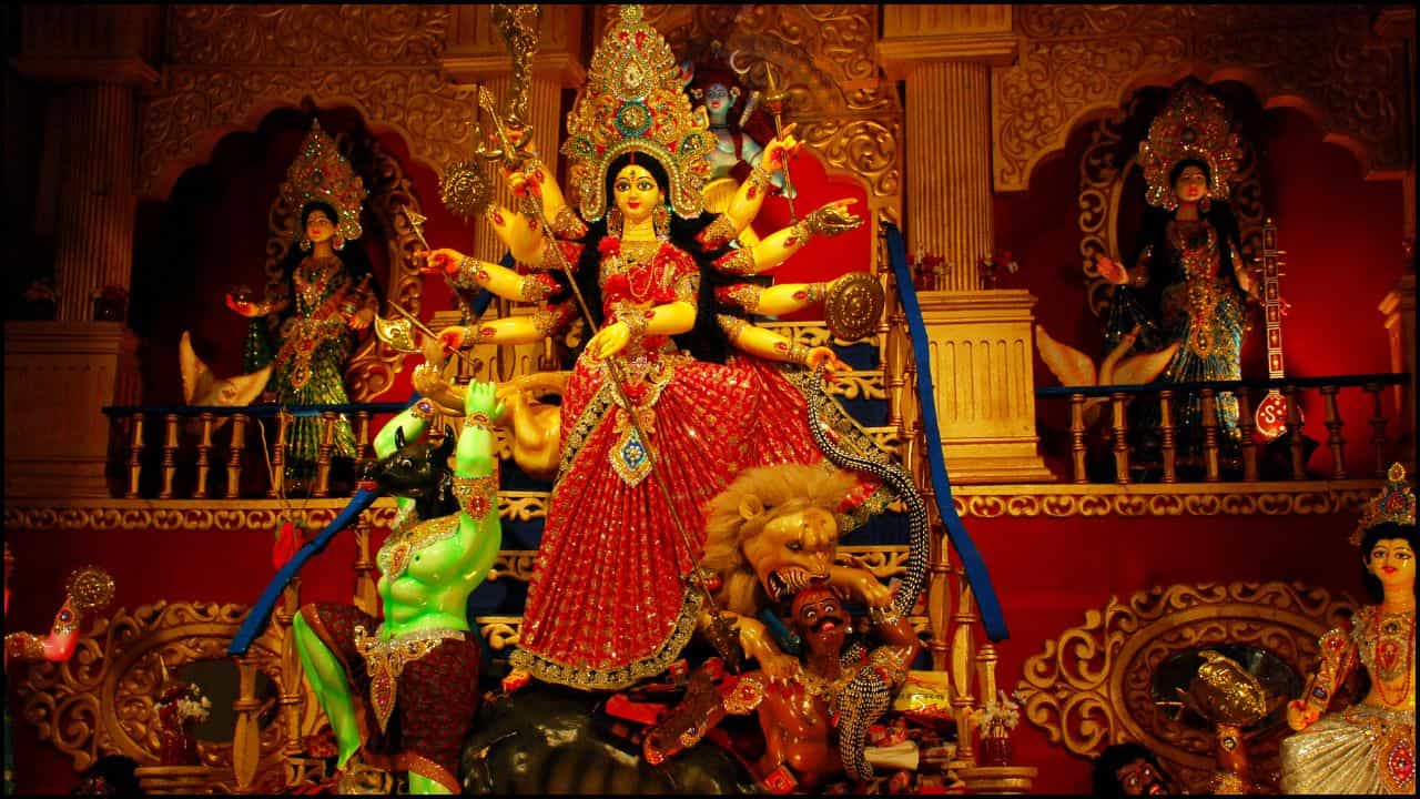 ದುರ್ಗಾ ದೇವಿಯ ಕೈಯಲ್ಲಿರುವ ಆಯುಧಗಳ ರಹಸ್ಯವೇನು? ತ್ರಿಶೂಲದಿಂದ ಚಕ್ರದವರೆಗೆ ಎಲ್ಲದರ ಮಹತ್ವ ಇಲ್ಲಿದೆ! ದುರ್ಗಾ ದೇವಿಯ ಕೈಯಲ್ಲಿರುವ ಆಯುಧಗಳ ರಹಸ್ಯವೇನು? ತ್ರಿಶೂಲದಿಂದ ಚಕ್ರದವರೆಗೆ ಎಲ್ಲದರ ಮಹತ್ವ ಇಲ್ಲಿದೆ!
