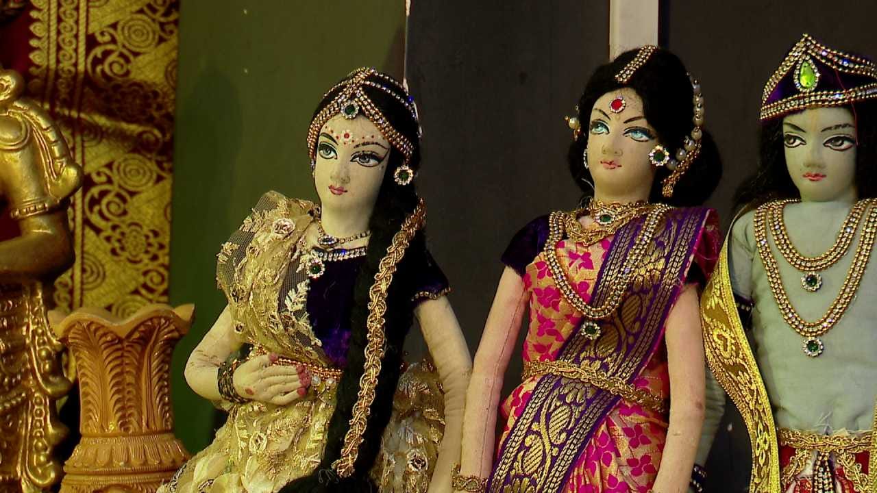 ಬೆಂಗಳೂರಿನ ರೇಸ್ ಕೋರ್ಸ್ ಬಳಿಯ ವಿದ್ಯಾಭವನದಲ್ಲಿ ನವರಾತ್ರಿಯ ವಿಶೇಷವಾಗಿ ರಾಮಾಯಣದ ಪ್ರಮುಖ ಘಟ್ಟಗಳನ್ನು ಒಳಗೊಂಡ ಆಕರ್ಷಕ ಗೊಂಬೆಗಳ ಪ್ರದರ್ಶನವನ್ನು ಅದ್ಧೂರಿಯಾಗಿ ಏರ್ಪಡಿಸಲಾಗಿತ್ತು.