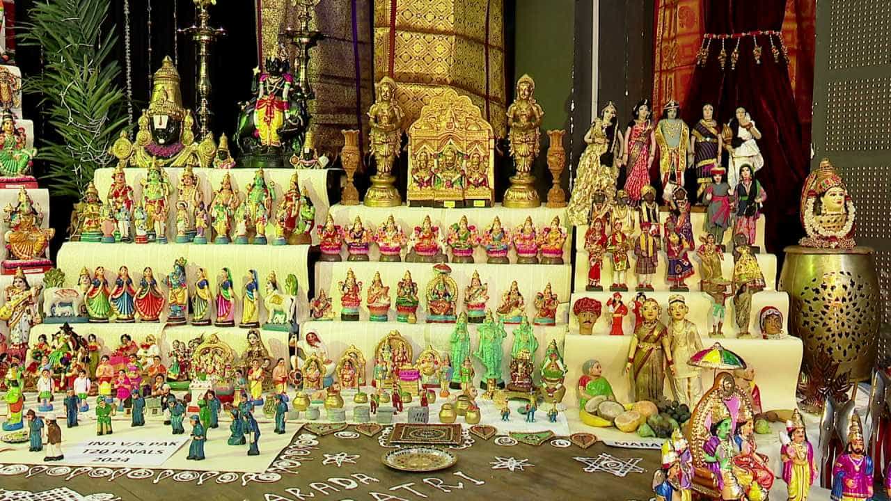 ನಾಡಿನಾದ್ಯಂತ ದಸರಾ ಹಬ್ಬದ ಮೆರುಗು ಹಾಗೂ ನವರಾತ್ರಿ ಸಂಭ್ರಮ ಮನೆ ಮಾಡಿದ್ದು, ಮೊದಲ ದಿನವೇ ಎಲ್ಲೆಡೆ ಗೊಂಬೆಗಳ ಕಲರವ ಕಳೆಗಟ್ಟಿದೆ.