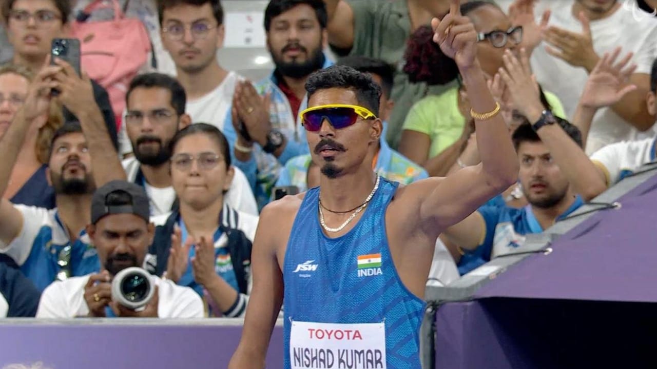 ಇದೀಗ ನಿಷಾದ್ ಕುಮಾರ್ ಕೂಡ ಒಂದೇ ಆವೃತ್ತಿಯಲ್ಲಿ ಎರಡು ಚಿನ್ನದ ಪದಕ ಗೆಲ್ಲುವ ಮೂಲಕ ಈ ವಿಶೇಷ ಸಾಧನೆ ಮಾಡಿದ ಭಾರತದ ಮೂರನೇ ಪ್ಯಾರಾ ಅಥ್ಲೀಟ್ ಎಂಬ ಗೌರವಕ್ಕೆ ಪಾತ್ರರಾಗಿದ್ದಾರೆ. ನಿಷಾದ್ ಕುಮಾರ್ ಅವರ ಈ ಸಾಧನೆಯ ಹಿಂದಿನ ಹಾದಿ ಅಷ್ಟು ಸುಲಭವಾಗಿರಲಿಲ್ಲ. ಹಿಮಾಚಲ ಪ್ರದೇಶದ ಉನಾ ಜಿಲ್ಲೆಯ ಅಂಬ ಪ್ರದೇಶದವರಾದ ನಿಷಾದ್, ತಮ್ಮ ಆರನೇ ವಯಸ್ಸಿನಲ್ಲೇ ದೊಡ್ಡ ಆಘಾತವನ್ನು ಎದುರಿಸಿದ್ದರು(PC-PTI).