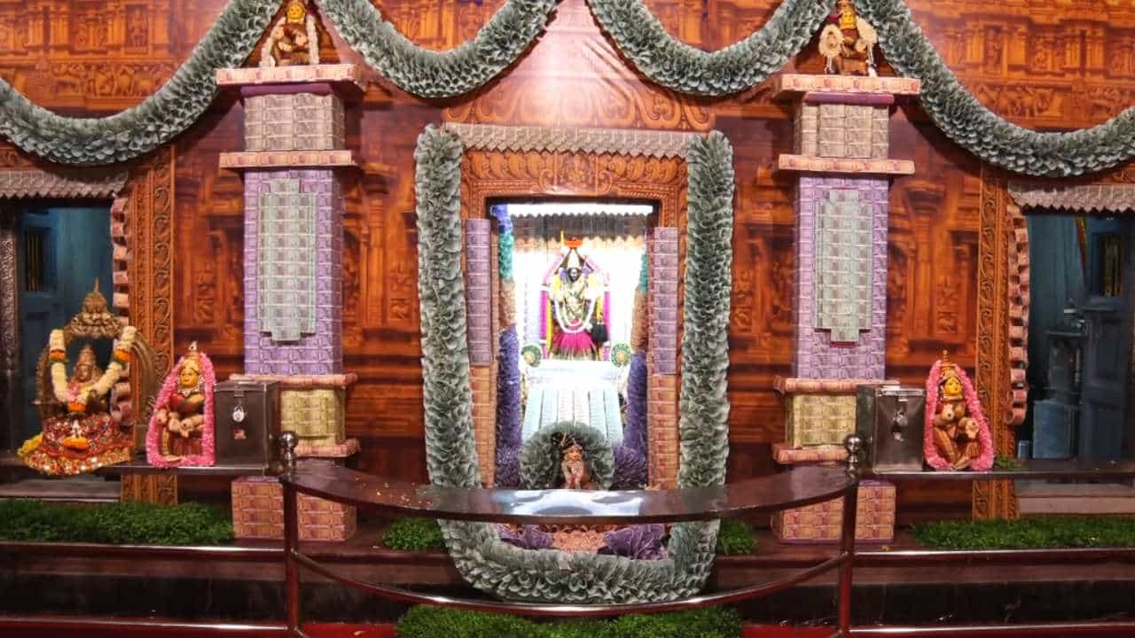 ಕಳೆದ ಒಂದು ಶತಮಾನಗಳಿಂದ ದಾವಣಗೆರೆಯಲ್ಲಿ ಕನ್ನಿಕಾ ಪರಮೇಶ್ವರಿ ದೇವಿಗೆ ವಿಶೇಷ ಪೂಜೆ ಮಾಡಲಾಗುತ್ತಿದೆ. ಹಣ್ಣು ಕಾಯಿ, ಅರಿಶಿನ, ಕುಂಕುಮ ಹೀಗೆ ಹಲವು ಸಾಮಾಗ್ರಿಗಳಿಂದ ಪೂಜಾ ಮಾಡುವುದನ್ನು ನೋಡಿದ್ದೇವೆ. ಆದರೆ ಈ ದೇವಿಯ ವಿಶೇಷತೆಯೇ ಬೇರೆ. ಕಾಂಚಾಣ ಅಂದರೆ ದೇವಿಗೆ ಬಲು ಇಷ್ಟವಂತೆ. ಹೀಗಾಗಿ ಗರಿಗರಿ ನೋಟುಗಳಿಂದ ದೇವಿಗೆ ಸಿಂಗಾರ ಮಾಡಿರುವುದನ್ನು ಕಾಣಬಹುದು.